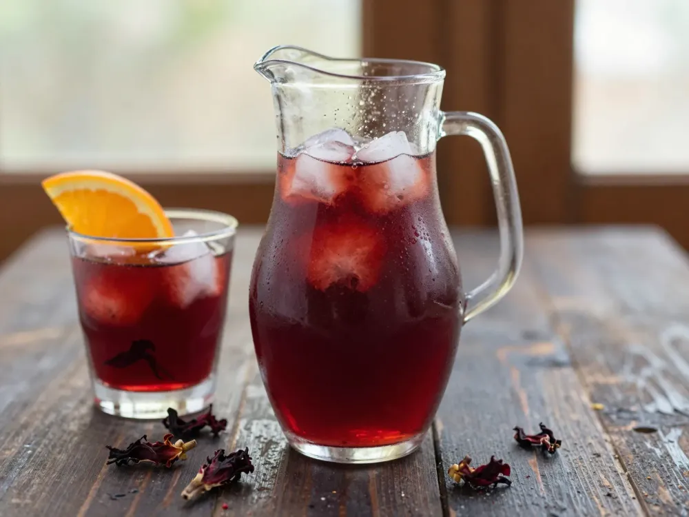 Agua de jamaica — infusión fría de flor de hibisco
