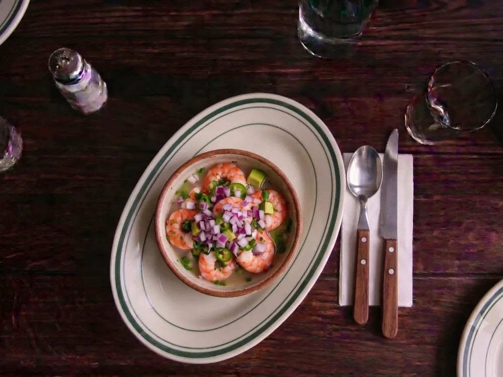 Ceviche de camarón fresco — con limón, cebolla morada y cilantro