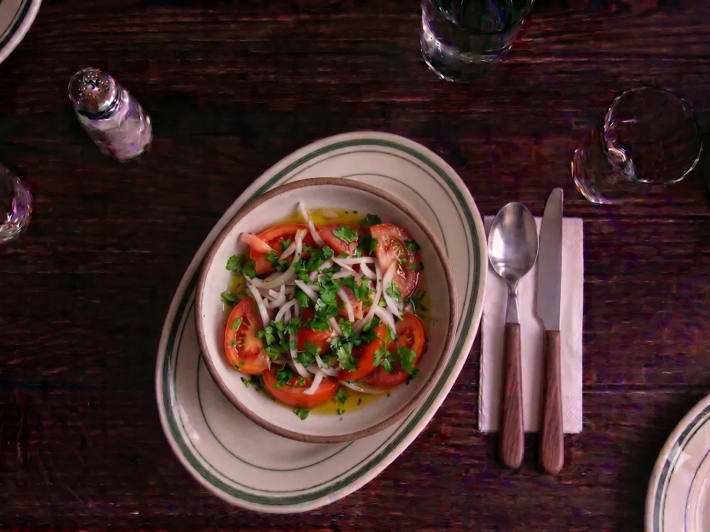 Ensalada chilena (ensalada a la chilena) — tomate pelado y cebolla pluma