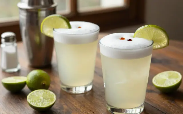 Pisco sour chileno — proporción 3:1:1 con limón de pica