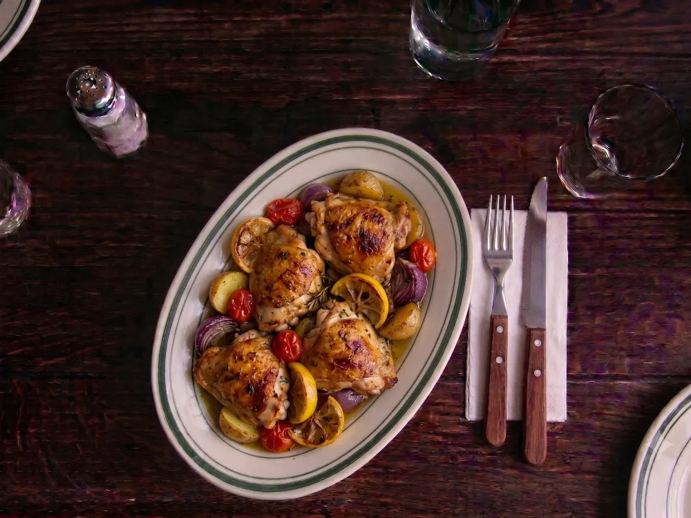 Pollo al limón con verduras en una bandeja